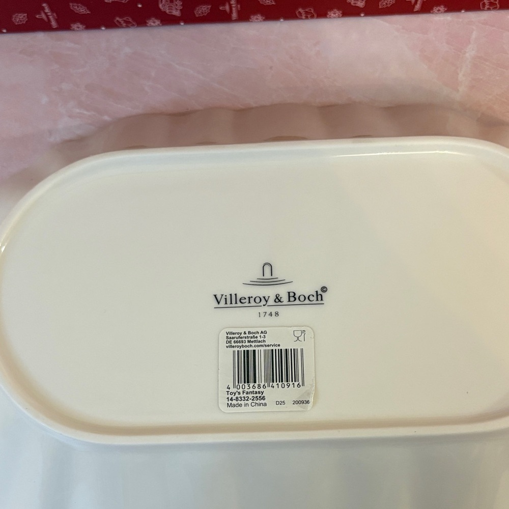 Villeroy & Boch Red and White Holiday “Toy’s Fantasy” Scalloped Serving Dish - Picture 2 of 5